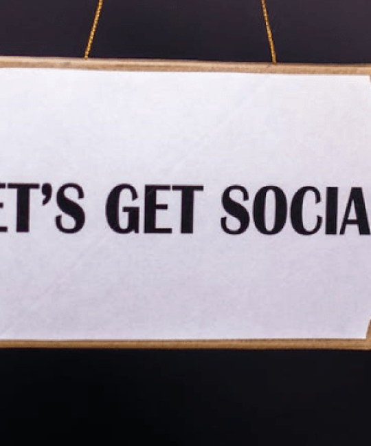 بازاریابی رسانه های اجتماعی در مقابل تبلیغات سنتی: کدام برنده است؟